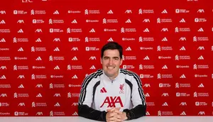 Momen Andoni Iraola saat diperkenalkan sebagai pemain Liverpool. (Liverpool)