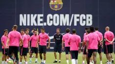 Pelatih FC Barcelona, Luis Enrique (tengah) memimpin langsung sesi latihan di Joan Gamper training camp, (25/7/2014). (REUTERS/Albert Gea)