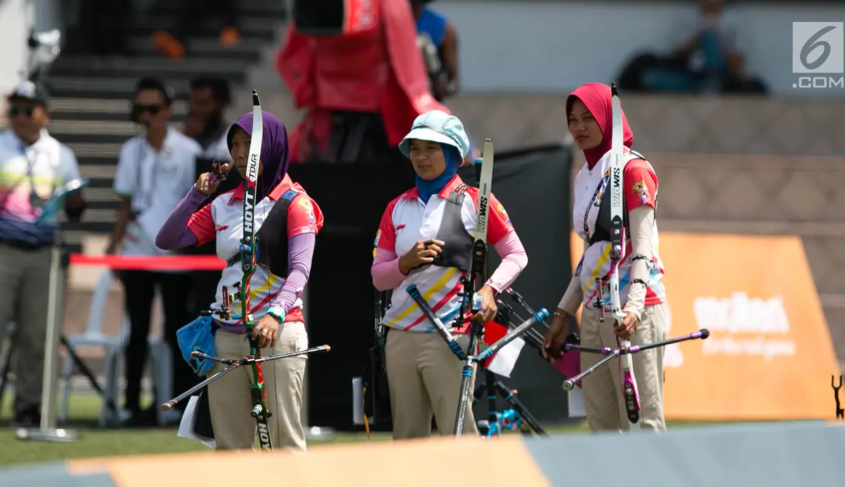 Tim Panahan Putri Indonesia tampil pada nomor beregu putri recurve SEA Games 2017 di MSN Archery Centre, Kuala Lumpur, Senin (21/8). Indonesia menyabet perak setelah kalah dari Malaysia dengan skor akhir 1-5 di set ketiga. (Liputan6.com/Faizal Fanani)