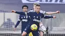 Pemain Juventus, Arthur berusaha melewati hadangan pemain Bologna dalam laga lanjutan Liga Italia di Stadion Allianz, Turin, Minggu (24/1/2021). (Foto: LaPresse via AP/Fabio Ferrari)
