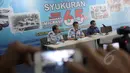 Direktur Penyidikan dan Penindakan Ditjen Imigrasi Mirza Iskandar (tengah) didampingi Kabag Humas Direktorat Jenderal Imigrasi Heriyanto (kanan) memberi keterangan pers di kantor Kemenkumham, Jakarta, Jumat (8/5/2015). (Liputan6.com/Helmi Afandi)