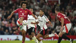 Pemain Manchester United, Joshua Zirkzee, mengontrol bola saat melawan Fulham pada laga Liga Inggris di Stadion Old Trafford, Sabtu (17/8/2024). (AP Photo/Dave Thompson)