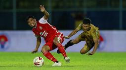 Gelandang Persija Jakarta, Sandi Sute (kiri) berebut bola dengan gelandang Bhayangkara Solo FC, TM Ichsan dalam laga matchday ke-3 Grup B Piala Menpora 2021 di Stadion Kanjuruhan, Malang, Rabu (31/3/2021). Persija menang 2-1 atas Bhayangkara Solo FC. (Bola.com/M Iqbal Ichsan)