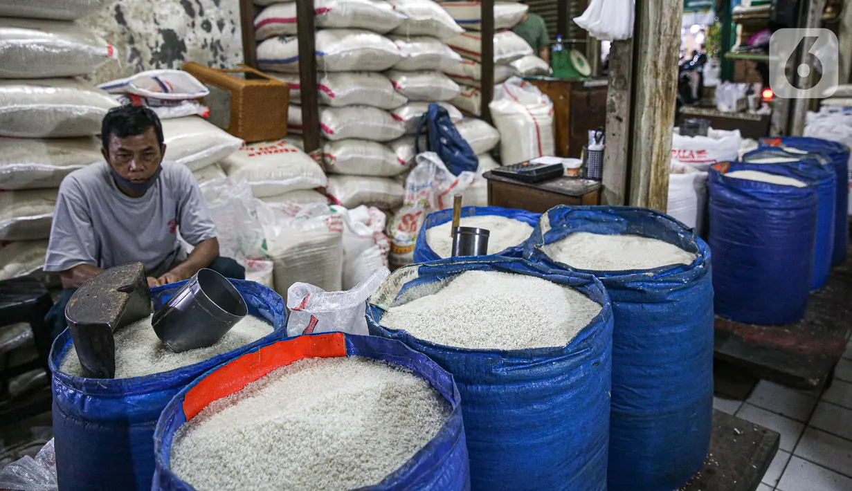 Pedagang beras menunggu pembeli di Pasar Tebet Timur, Jakarta, Jumat (11/6/2021). Kementerian Keuangan menyatakan kebijakan tarif Pajak Pertambahan Nilai (PPN), termasuk soal penerapannya pada sembilan bahan pokok (sembako), masih menunggu pembahasan lebih lanjut. (Liputan6.com/Faizal Fanani)