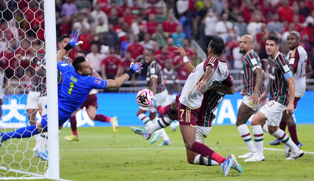 Gelandang Al Ahly, Kahraba (tengah) berusaha mencetak gol dalam sebuah kemelut di depan gawang Fluminense pada laga semifinal Piala Dunia Klub 2023 di King Abdullah Sports City Stadium, Arab Saudi, Selasa (19/12/2023) dini hari WIB. (AP Photo/Manu Fernandez)