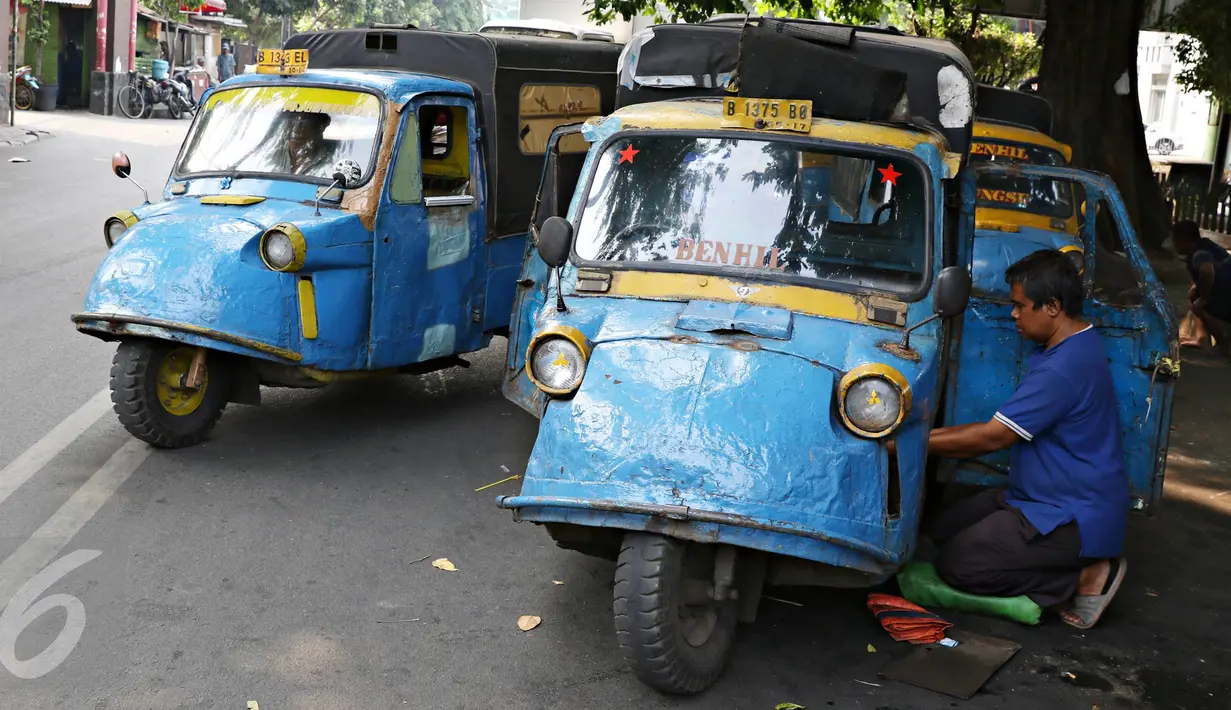 Sopir mengecek kondisi bemo di kawasan Bendungan Hilir, Jakarta, Kamis (22/10/2015). Maraknya perkembangan transportasi online di Ibu Kota membuat keberadaan angkutan bemo kian terpinggirkan akibat kalah bersaing. (Liputan6.com/Immanuel Antonius)