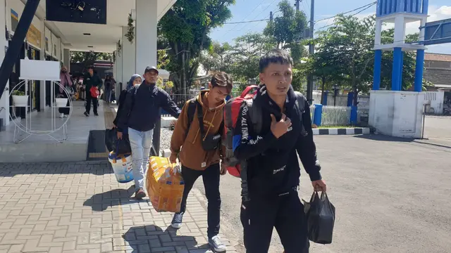 Para pemudik lebaran 2023 telah berdatangan di terminal tipe A Guntur Melati, Garut, Jawa Barat. (Liputan6.com/Jayadi Supriadin)
