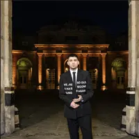 Zayn Malik tampil luar biasa dengan jas yang dilengkapi dengan typography penuh pesan. Ia hadirkan jas dan kemeja nuansa warna basic. [Foto: Valentino]