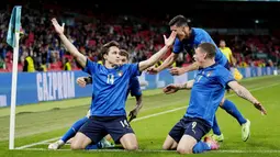 Para pemain Timnas Italia merayakan gol yang dicetak oleh Federico Chiesa ke gawang Austria pada babak 16 besar Euro 2020 di Stadion Wembley, Sabtu (26/7/2021). (AP/Frank Augstein, Pool)