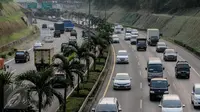 Kendaraan berlalu lalang melintasi tol Jagorawi, Jakarta, Rabu (8/7/2015). Pemerintah mulai Selasa (7/7) pukul 00.00 WIB memberikan diskon tarif seluruh ruas jalan tol sebesar 25-35 persen sampai Rabu (22/7) pukul 24.00 WIB. (Liputan6.com/Faizal Fanani)