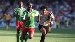 Striker asal Kamerun, Roger Milla bisa dikatakan merupakan salah satu pesepak bola terbaik asal benua Afrika. Mantan pemain klub asal Indonesia, Pelita Jaya, itu baru pensiun saat berusia 42 tahun. (AFP)