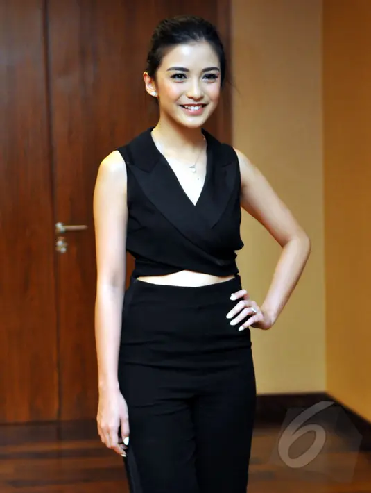 Mengenakan crop top, model dan artis sinetron Chelsea Olivia tampak semakin dewasa saat sedang ditemui di kawasan Mampang,  Jakarta, Selasa (12/5/2015). (Liputan6.com/Panji Diksana)