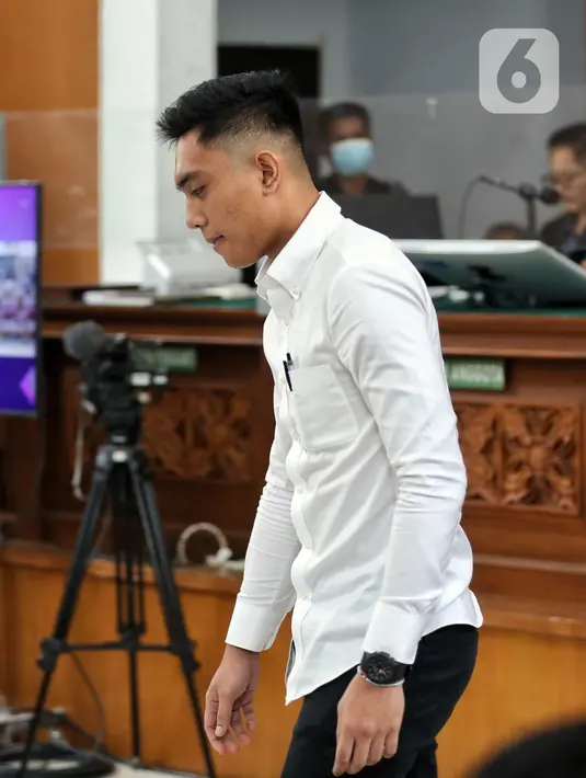 “Membayar restitussi kepada anak korban sebesar Rp 25 miliar,” kata hakim. (Liputan6.com/Johan Tallo)