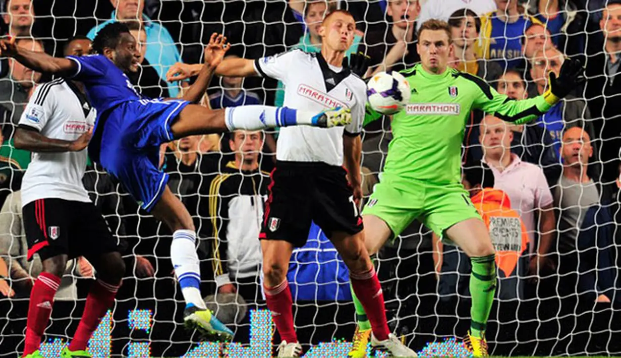 Tendangan keras John Mikel Obi mencetak gol ke-2 bagi Chelsea pada pertandingan sepak bola Liga Utama Inggris antara Chelsea vs Fulham di Stamford Bridge, London (21/09/13). (AFP/Glyn Kirk)