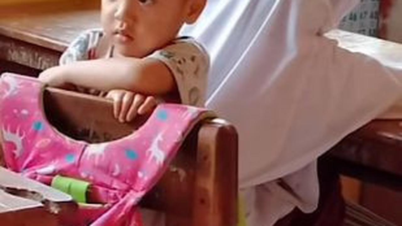 "Nuraeni terpaksa harus membawa adiknya ke sekolah semenjak ibunya tiada dikarenakan penyakit kanker empat bulan yang lalu," demikian dikutip dari keterangan video.