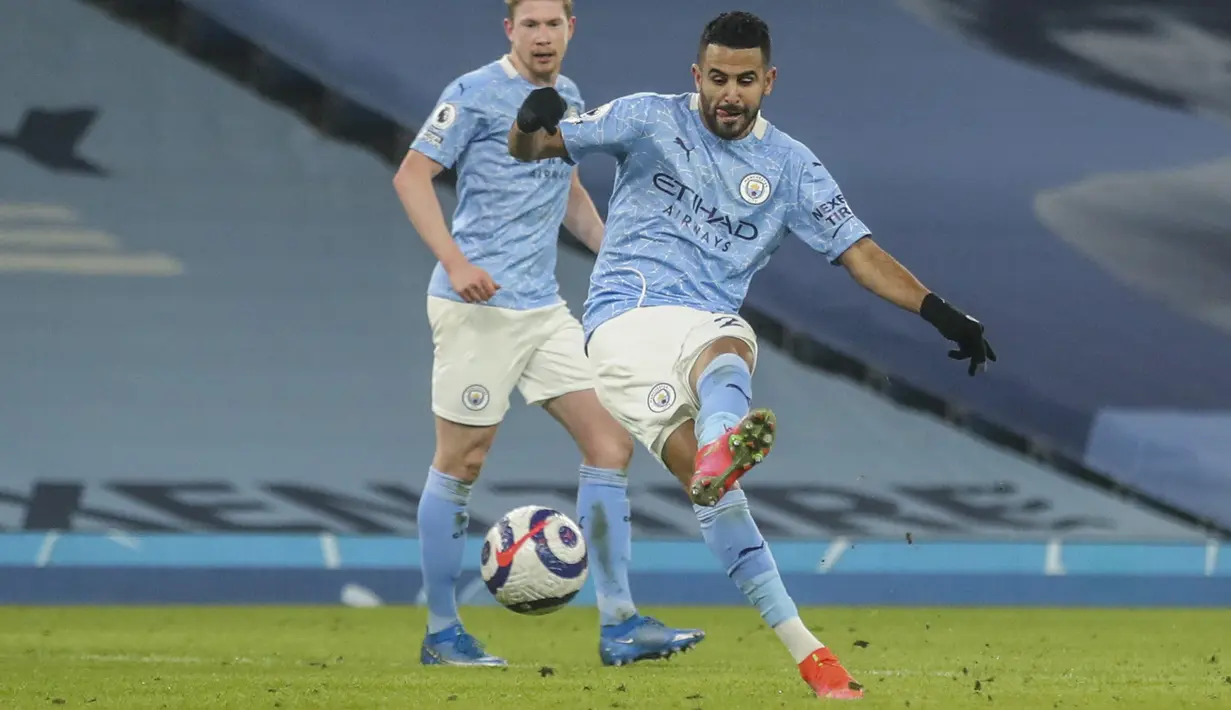 Gelandang Manchester City, Riyad Mahrez saa mencetak gol ketiga timnya ke gawang Wolverhampton Wanderers pada pertandingan lanjutan Liga Inggris di stadion Etihad di Manchester, Inggris, Rabu (3/3/2021). Dengan hasil ini, Manchester City sudah meraih 15 kemenangan beruntun di Liga Inggris. (Carl Rec