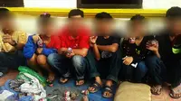 Enam remaja ditangkap aparat Polsek Manggala, Makassar, Sulsel sedang asyik mengisap lem. (Liputan6.com/Eka Hakim)