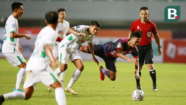 Foto: Serangkaian Aksi Pemain PSS Sleman Saat Mengadang Pergerakan Pemain Rans Nusantara FC di BRI Liga 1