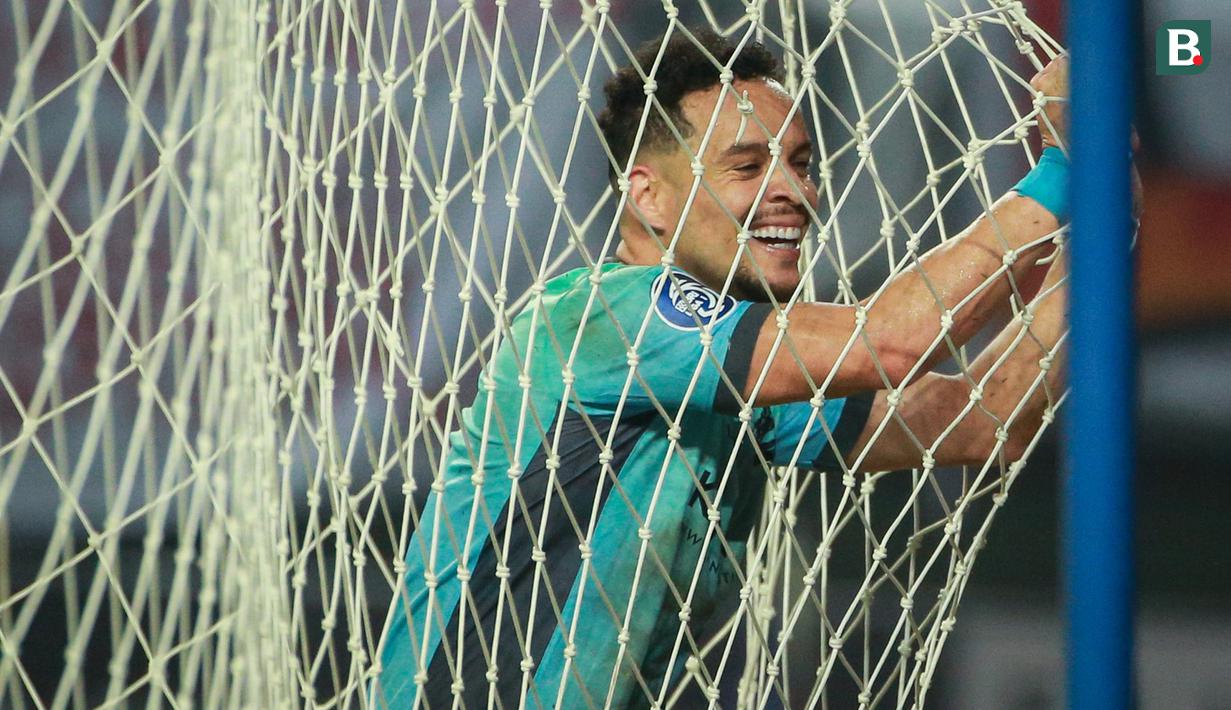 <p>Ekspresi kecewa pemain Madura United, Lulinha usai golnya dianulir oleh wasit karena telah meniup peluit panjang akhir pertandingan saat laga pekan ke-10 BRI Liga 1 2022/2023 antara Persija Jakarta melawan Madura United di Stadion Patriot Candrabhaga, Bekasi, Sabtu (17/9/2022). (Bola.com/Bagaskara Lazuardi)</p>