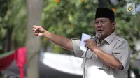Capres 02 Prabowo Subianto memberi sambutan saat menghadiri syukuran kemenangan di kediaman Prabowo, di Kertanegara, Jakarta, Jumat (19/4). Prabowo didampingi sejumlah politisi dan para ulama dalam acara syukuran kemenangan tersebut. (Liputan6.com/Faizal Fanani)