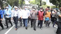 Presiden KSPSI Andi Gani Nena Wea dan Presiden KSPI Said Iqbal didampingi Kapolda Metro Jaya Irjen Pol Fadil Imran berjalan kaki menuju Mahkamah Konstitusi (MK) untuk menyerahkan Petisi May Day.