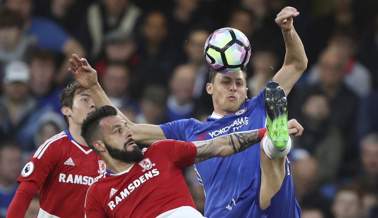 Pemain Chelsea, Nemanja Matic (kanan) saat berebut bola dengan para pemain Middlesbrough pada lanjutan Premier League di Stamford Bridge, London, (8/5/2017). Chelsea menang 3-0. (AP/Alastair Grant)