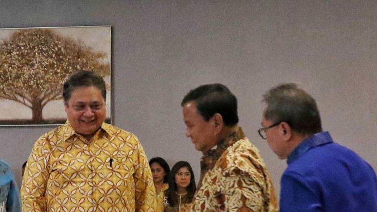 Prabowo tiba di markas Golkar sekitar pukul 18.35 WIB. Prabowo disambut Ketum Golkar Airlangga Hartarto.