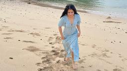 Prilly Latuconsina sudah berada di pantai sejak pukul 5 pagi. [Foto: Instagram/ prillylatuconsina96]