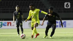 Pemain Barito Putra Rizky Pora berebut bola dengan pemain PSIS Semarang Komarudin pada laga Piala Menpora di Stadion Manahan, Solo, Minggu (21/3/2021). Pertandingan berakhir dengan skor 3-3. (Bola.com/M Iqbal Ichsan)
