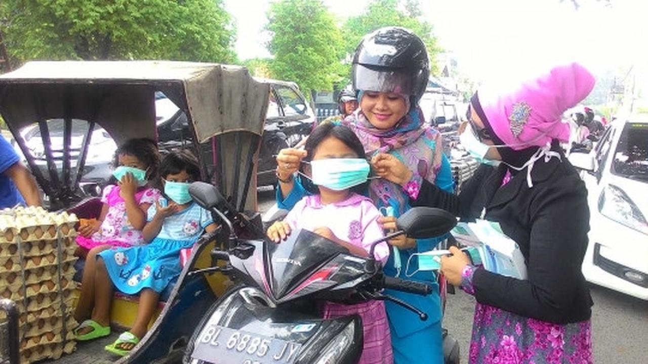 Kabut asap selimuti Aceh, aktivis perempuan bagikan 1.000 masker