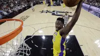 Forward Los Angeles Lakers Julius Randle melakukan slam dunk pada lanjutan NBA 2017-2018 melawan San Antonio Spurs di AT&T Center, Sabtu (3/3/2018) atau Minggu (4/3/2018) WIB. (AP Photo/Eric Gay)