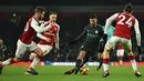 Striker Manchester City, Sergio Aguero dikepung pemain Arsenal Shkodran Mustafi, Welsh Aaron Ramsey dan Hector Bellerin pada laga pekan ke-28 Premier League di Emirates Stadium,  Jumat (2/3). Manchester City mempermalukan Arsenal 3-0. (Glyn KIRK/AFP)