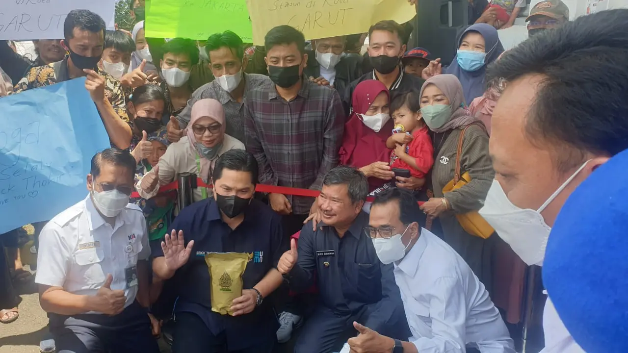 Menteri BUMN Erick Thohir berfoto bersama warga, dalam kunjungannya di sela-sela peresmian jalur Kereta Api Stasiun Garut, Jawa Barat.
