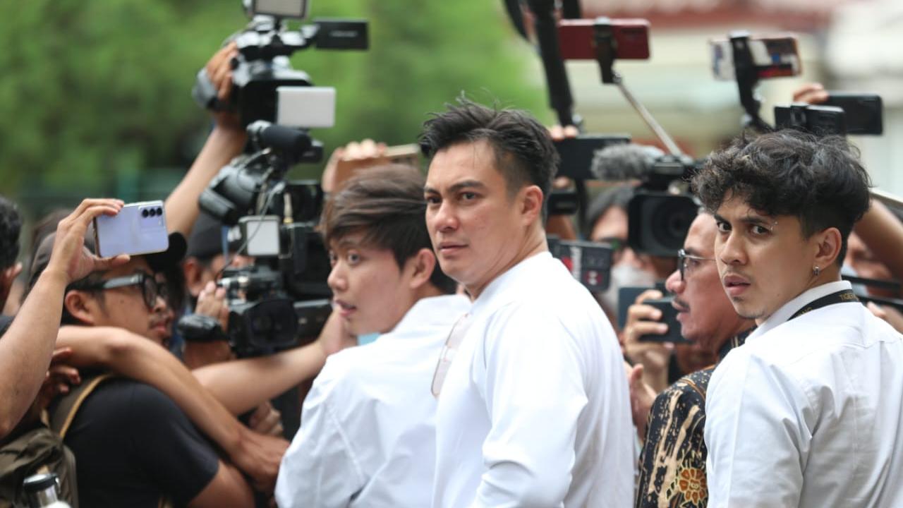 Paula Verhoeven Cuma Lempar Senyum Saat Tiba di Pengadilan Agama, Bungkam Ditanya Soal Isu Perselingkuhan