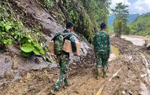 FOTO: Tim Kesehatan Kodam Iskandar Muda Tempuh Medan Berat Salurkan Obat ke Desa Terisolir di Aceh Tengah