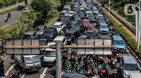 Kendaraan terjebak kemacetan saat penyekatan kendaraan di Jalan Pemuda, Jakarta Selatan, Kamis (15/7/2021). PPKM darurat, Polda Metro Jaya menambahkan penyekatan 100 titik di Jakarta dan sekitarnya pada hari ini hingga mengakibatkan kemacetan parah di ruas tersebut. (Liputan6.com/Johan Tallo)