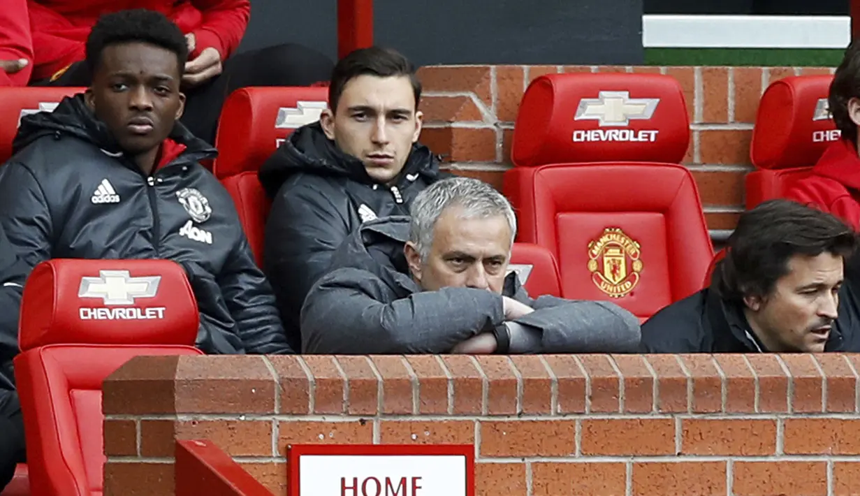 Manajer Manchester United (MU) Jose Mourinho dan Darmian (belakang). (Martin Rickett / PA via AP)