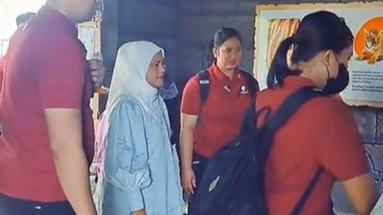 Dijaga ketat oleh Paspampres, Iriana terlihat senang bisa menghabiskan waktu bersama para cucunya.