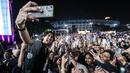 Vokalis Sheila on 7, Akhdiyat Duta Modjo melakukan swafoto bersama para penonton Kapanlagi Buka Bareng (KLBB) 2026 yang berlangsung di Stadion Madya, Senayan, Jakarta, Minggu (01/03/2026). (Bola.com/Bagaskara Lazuardi)