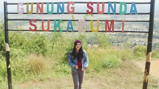 Pendaki di plang tanda Gunung Sunda