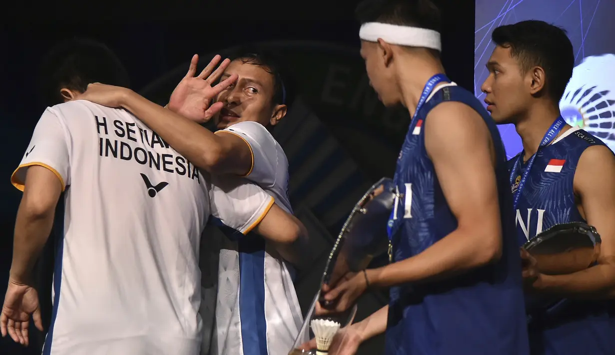 Ganda putra Indonesia, Fajar Alfian/Muhammad Rian Ardianto memilih untuk tidak melakukan selebrasi berlebihan saat memenangkan gelar All England 2023. (AP Photo/Rui Vieira)