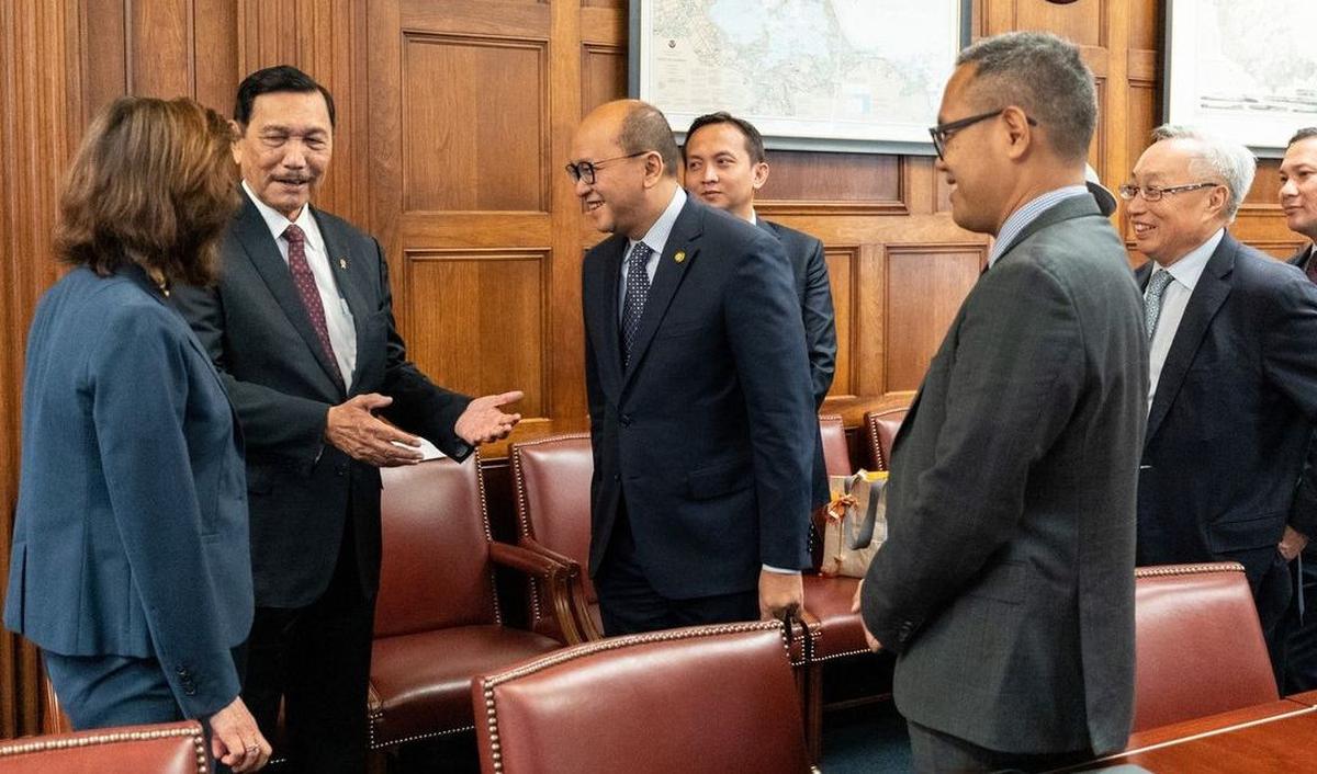 Tak hanya itu, dia mengaku susah mendapatkan tiket pulang ke Indonesia karena di Amerika Serikat (AS) sedang musim liburan.