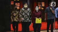 Ketua DPR Puan Maharani (kanan) berjalan dengan Ketua Umum DPP Partai Golkar Airlangga Hartarto sebelum menyampaikan keterangan pers terkait pergantian Wakil Ketua DPR Azis Syamsuddin di Media Center DPR, Jakarta, Rabu (29/9/2021). (Liputan6.com/Johan Tallo)