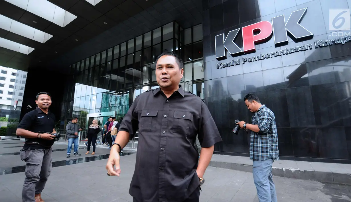 Anggota DPRD Jambi dari PDIP, Zainur Arfan meninggalkan Gedung KPK, Jakarta, Kamis (14/12). Ketua Fraksi PDIP Jambi tu diperiksa sebagai saksi tersangka Saifuddin terkait dugaan suap pengesahan RAPBD Jambi TA 2018. (Liputan6.com/Helmi Fithriansyah)
