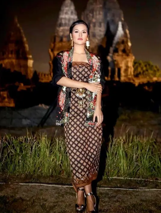 Menghadirkan sentuhan berbeda di industri kebaya, Biyan selalu menghadirkan kebaya dengan desain yang modern. Salah satunya yang pernah dikenakan Raisa yang menjadikan kebaya sebagai outer. Dipadukan dengan tenun Baron yang menjadikan kebaya tampak kekinian. (instagram/biyanofficial)