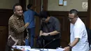 Irvanto Hendra Pambudi Cahyo (kiri) saat jeda sidang lanjutan di Pengadilan Tipikor, Jakarta, Selasa (7/8). Sebelumnya, JPU KPK mendakwa Irvanto dan Made Oka Masagung melakukan tindak pidana korupsi pengadaan e-KTP. (Liputan6.com/Helmi Fithriansyah)