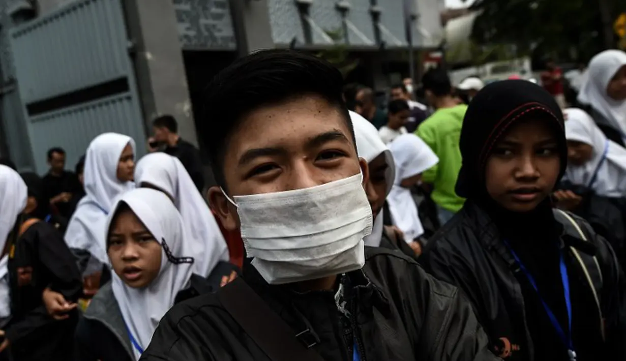 Warga Malaysia menggelar aksi protes di depan Kedubes Indonesia di Kuala Lumpur, Malaysia, Jumat (18/9/2015). Kebakaran hutan yang terjadi di Riau menyebabkan kabut asap yang menganggu aktivitas mereka. (AFP Photo/Manan Vatsyayana)