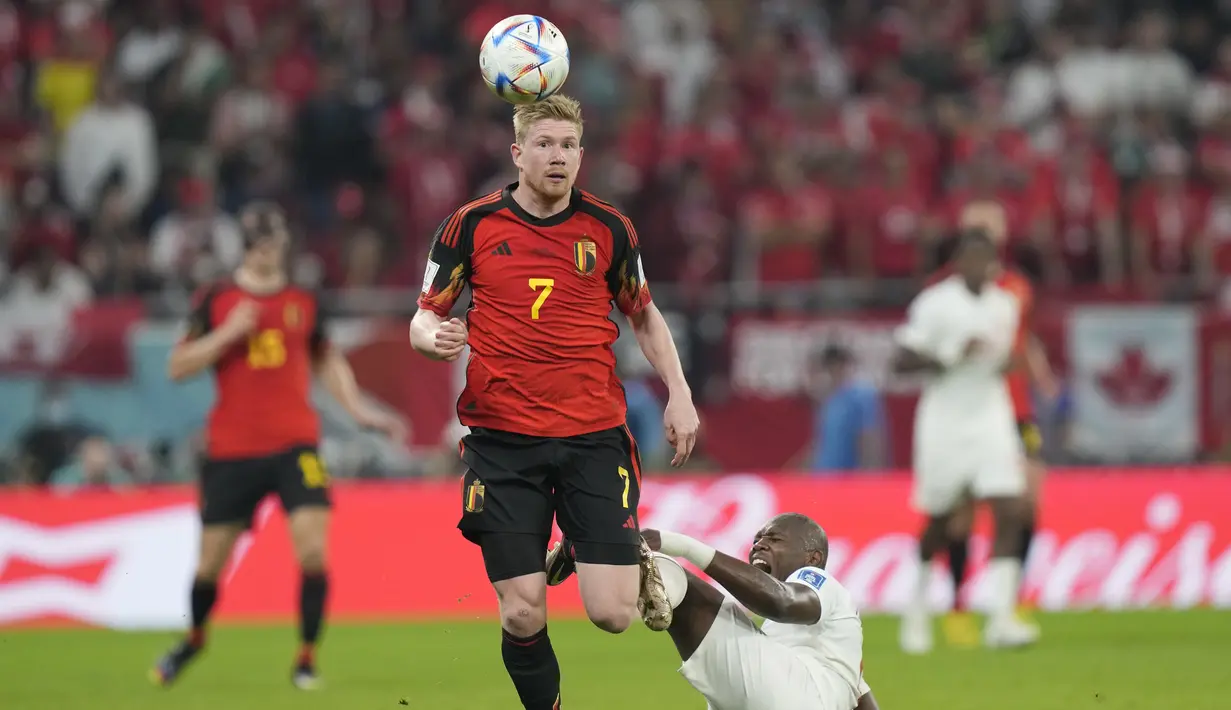 Gelandang Belgi, Kevin De Bruyne mengejar bola saat bertanding melawan Kanada pada pertandingan grup F Piala Dunia 2022 Qatar di Stadion Ahmad Bin Ali di Doha, Qatar, Kamis (24/11/2022). Belgia menang tipis atas Kanada 1-0.  (AP Photo/Darko Bandic)