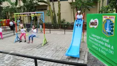 Sejumlah anak sedang bermain di area Ruang Publik Terbuka Ramah Anak (RPTRA) Marunda yang bertempat di Kelurahan Marunda, Cilincing, Jakarta (18/10).  RPTRA Marunda terbagi menjadi area outdoor dan indoor. (Liputan6.com/Istimewa) 