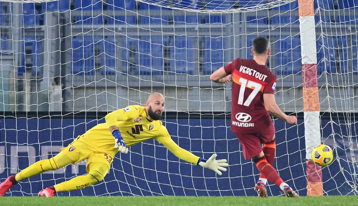 Gelandang AS Roma, Jordan Veretout, saat mencetak gol ke gawang Torino pada laga lanjutan Liga Italia di Stadion Olimpico, Jumat (18/12/2020) dini hari WIB. AS Roma menang 3-1 atas Torino. (AFP/Vincenzo Pinto)